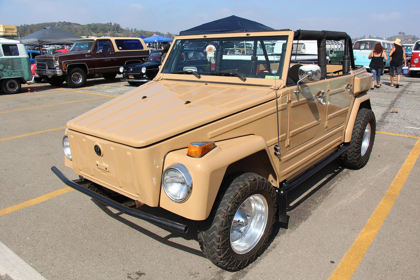 Volkswagen Safari de 1973, amarillo, sin techo.