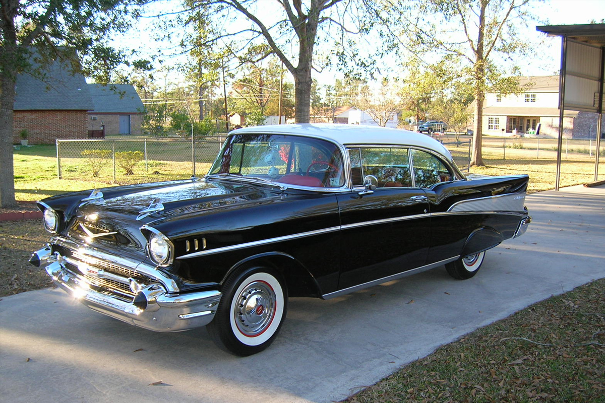 Silueta de un Chevrolet Bel Air 1957 dibujada en línea clara (imagen de muestra).