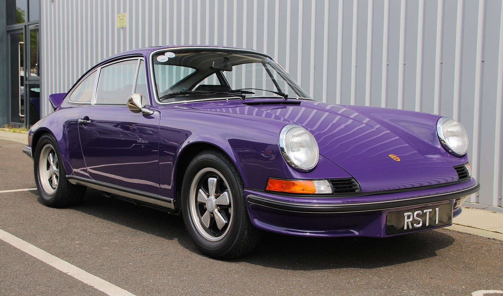Porsche 911 Carrera RS 2.7 morado de 1973, estacionado.