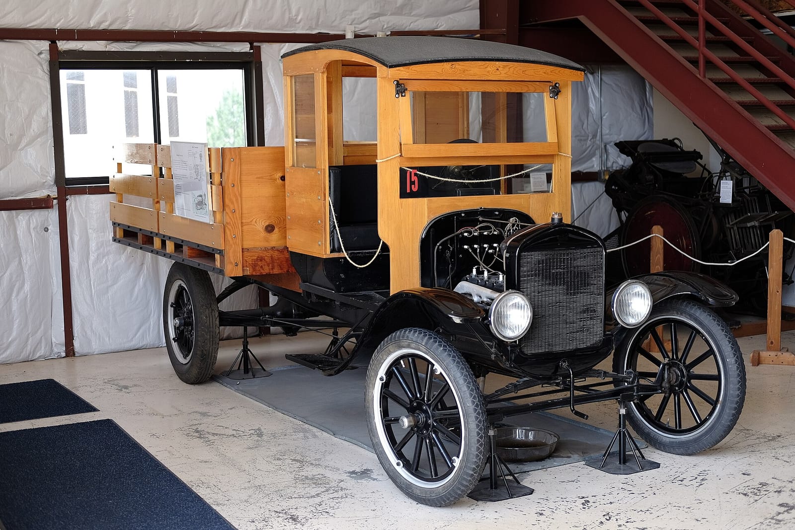Camión Ford Modelo TT de 1926 con caja de madera.